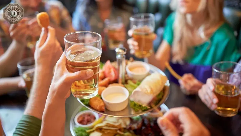 Mơ thấy ăn tiệc mang điềm báo gì và gợi ý số đề may mắn 3 nam mo thay an tiec 6